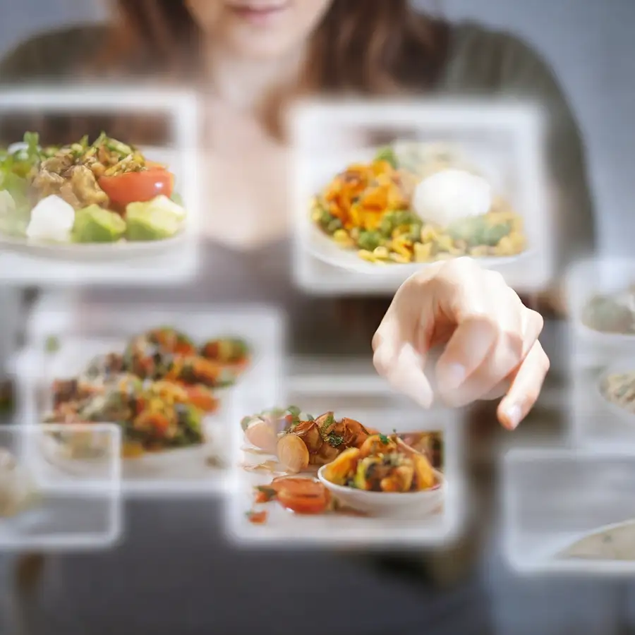 mujer tocando pantalla tecnologia alimentos